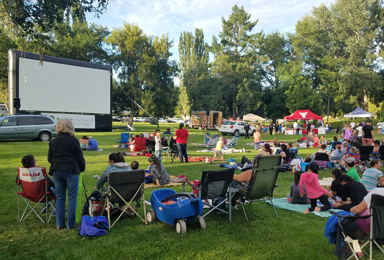 move screen and people in park