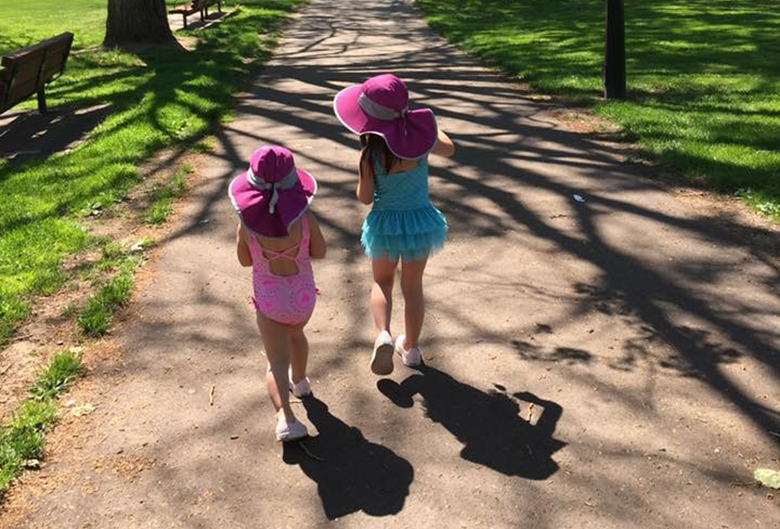 girls in sunhats