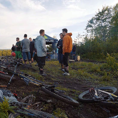 mountainbikersstanding