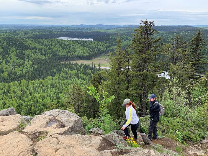 two people hiking teapot mountain